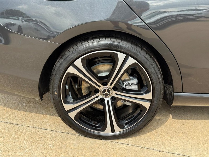 Mercedes-Benz C-Class Vehicle Full-screen Gallery Image 6