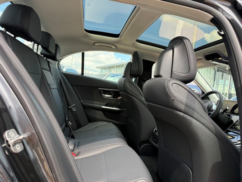 Mercedes-Benz C-Class Vehicle Full-screen Gallery Image 7