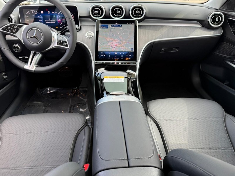 Mercedes-Benz C-Class Vehicle Full-screen Gallery Image 8