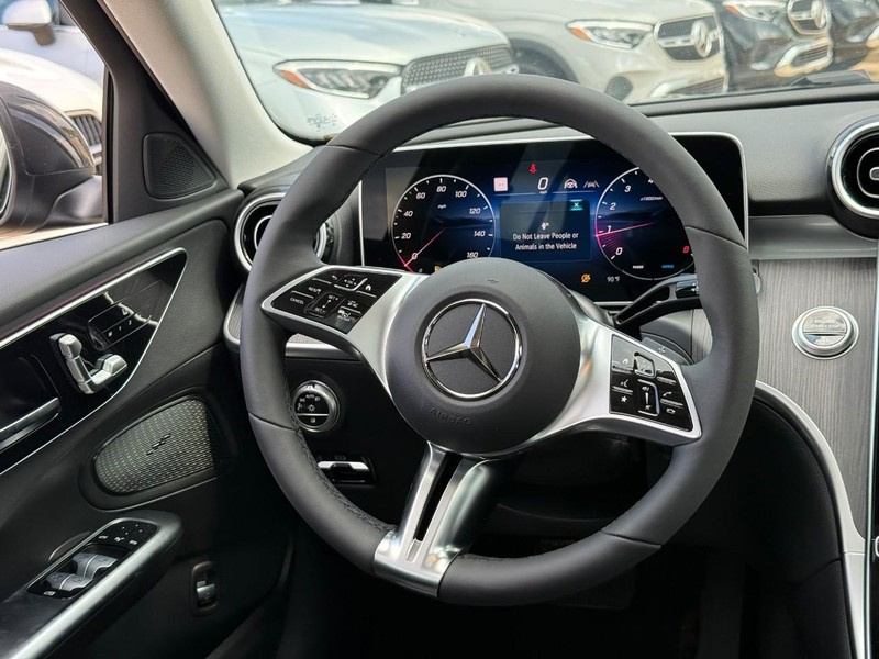 Mercedes-Benz C-Class Vehicle Full-screen Gallery Image 9