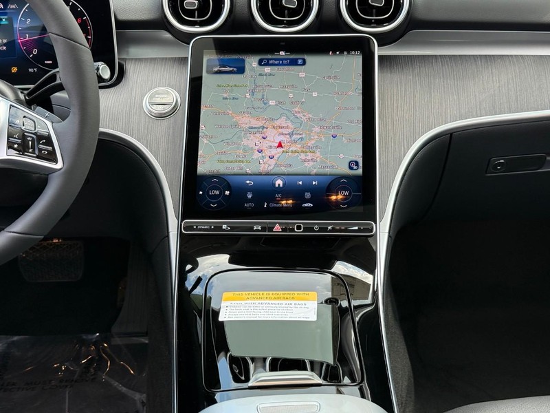 Mercedes-Benz C-Class Vehicle Full-screen Gallery Image 11
