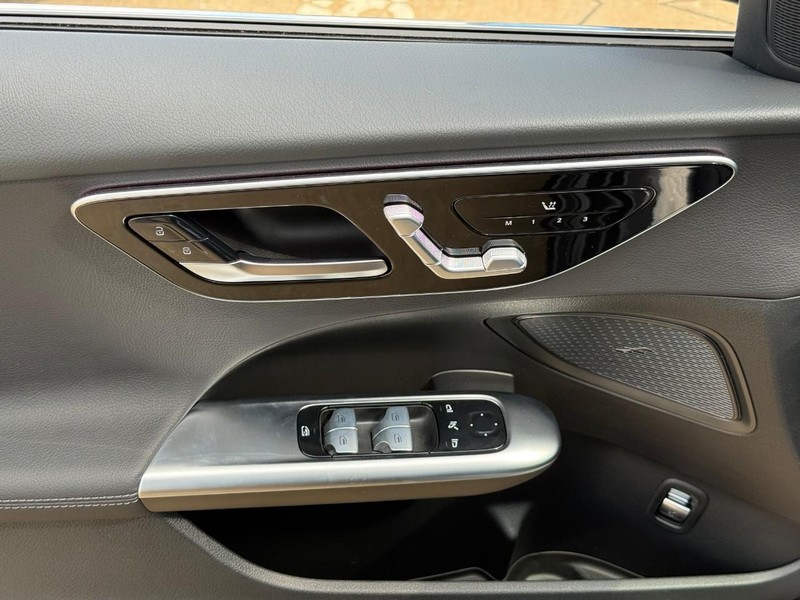 Mercedes-Benz C-Class Vehicle Full-screen Gallery Image 12
