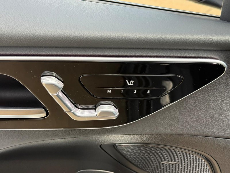 Mercedes-Benz C-Class Vehicle Full-screen Gallery Image 13