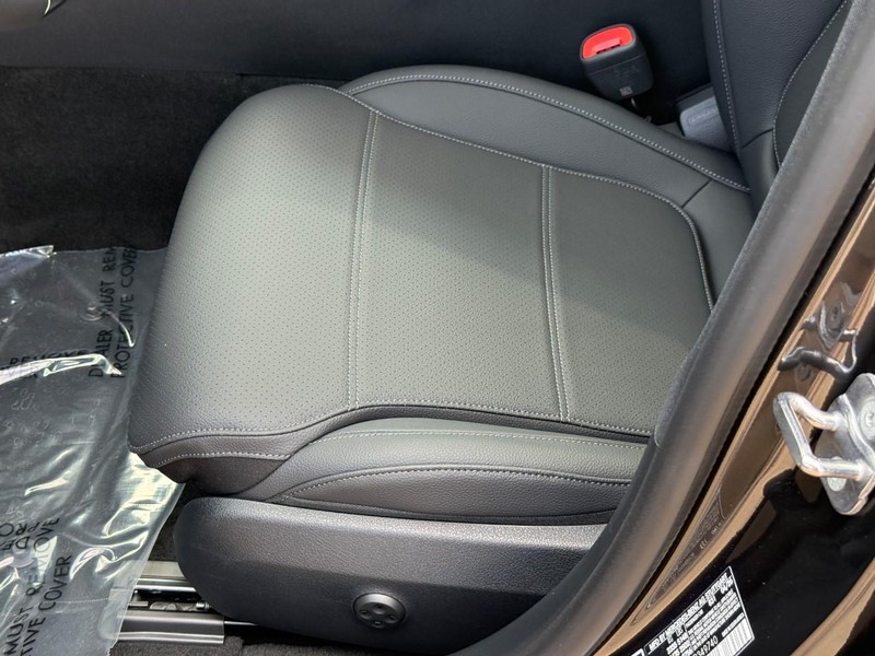 Mercedes-Benz C-Class Vehicle Full-screen Gallery Image 14