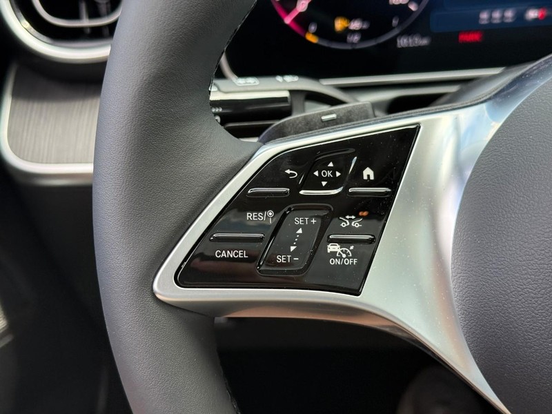 Mercedes-Benz C-Class Vehicle Full-screen Gallery Image 15
