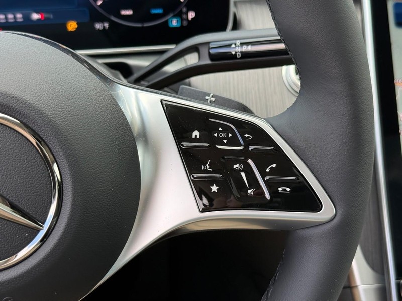 Mercedes-Benz C-Class Vehicle Full-screen Gallery Image 16