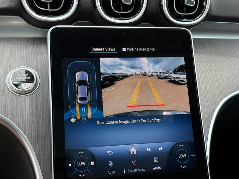 Mercedes-Benz C-Class Vehicle Full-screen Gallery Image 17