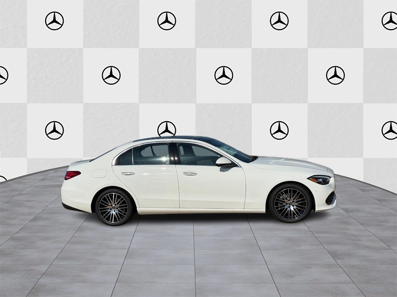 Mercedes-Benz C-Class Vehicle Full-screen Gallery Image 2