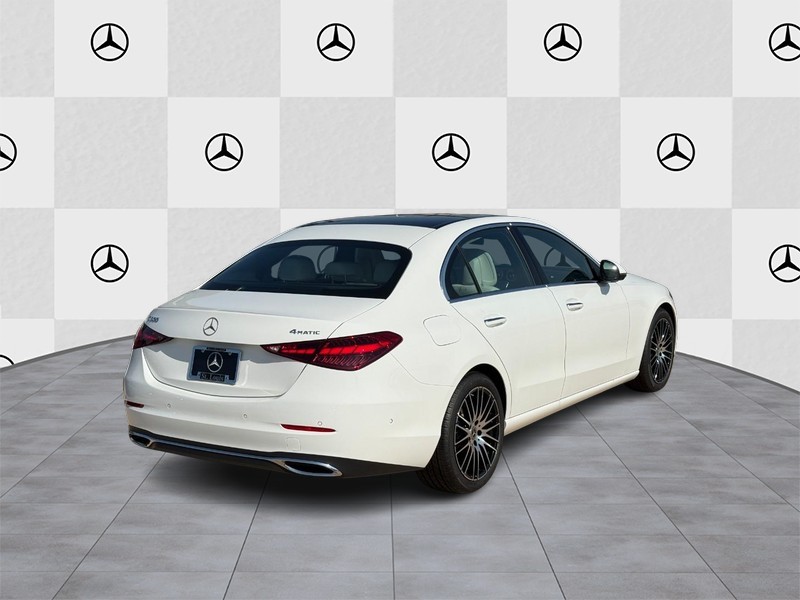 Mercedes-Benz C-Class Vehicle Full-screen Gallery Image 3