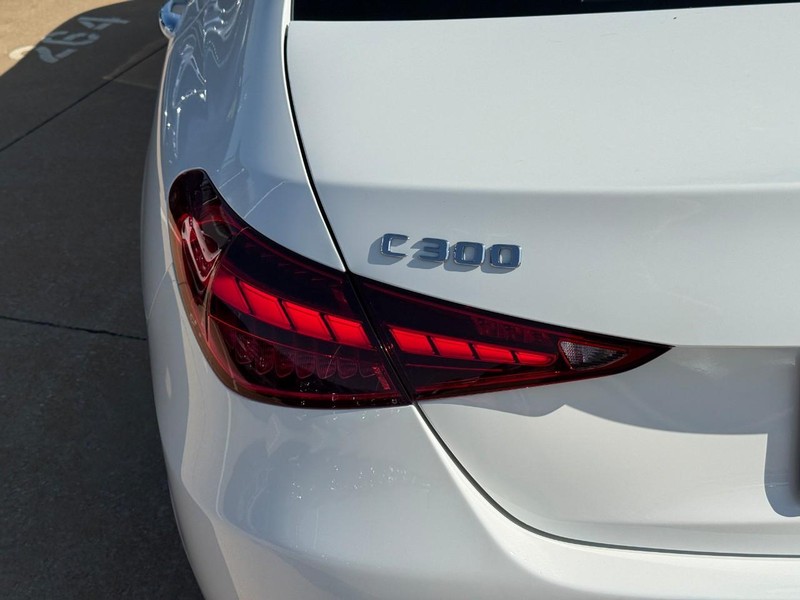 Mercedes-Benz C-Class Vehicle Full-screen Gallery Image 4