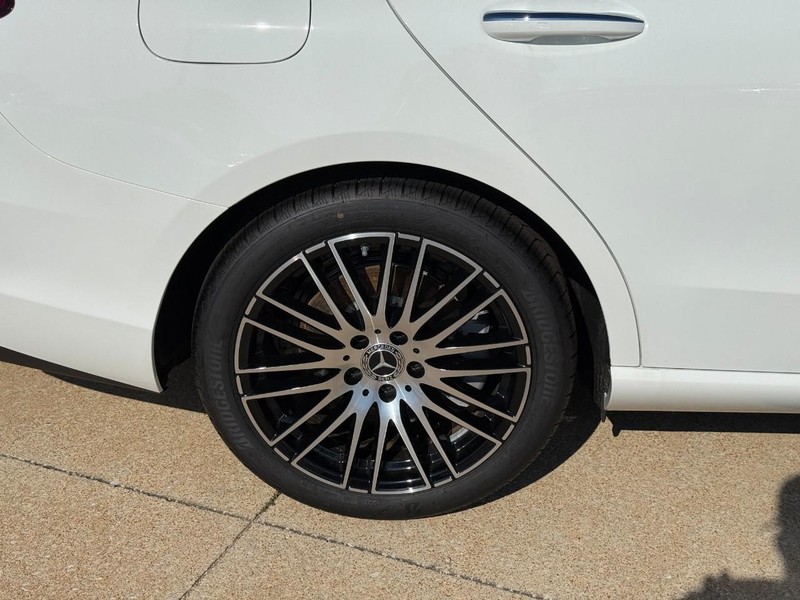 Mercedes-Benz C-Class Vehicle Full-screen Gallery Image 6