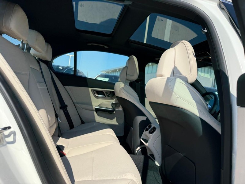 Mercedes-Benz C-Class Vehicle Full-screen Gallery Image 7