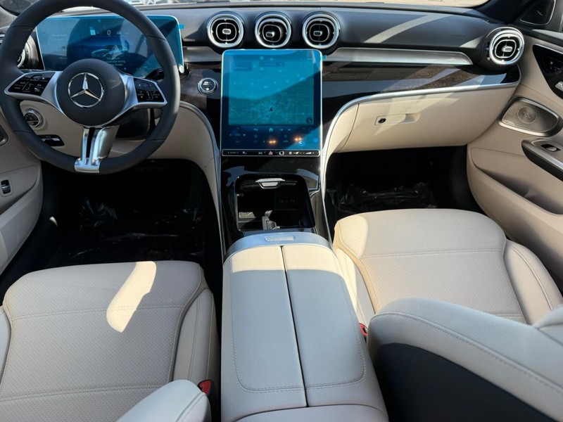 Mercedes-Benz C-Class Vehicle Full-screen Gallery Image 8