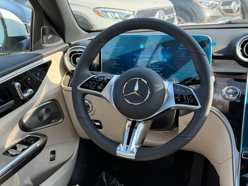 Mercedes-Benz C-Class Vehicle Full-screen Gallery Image 9