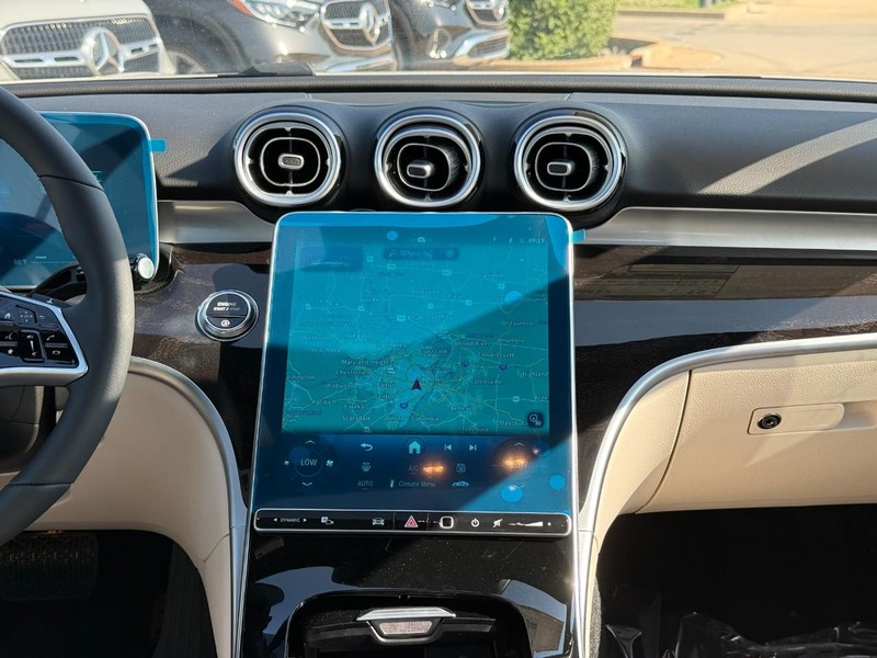 Mercedes-Benz C-Class Vehicle Full-screen Gallery Image 10