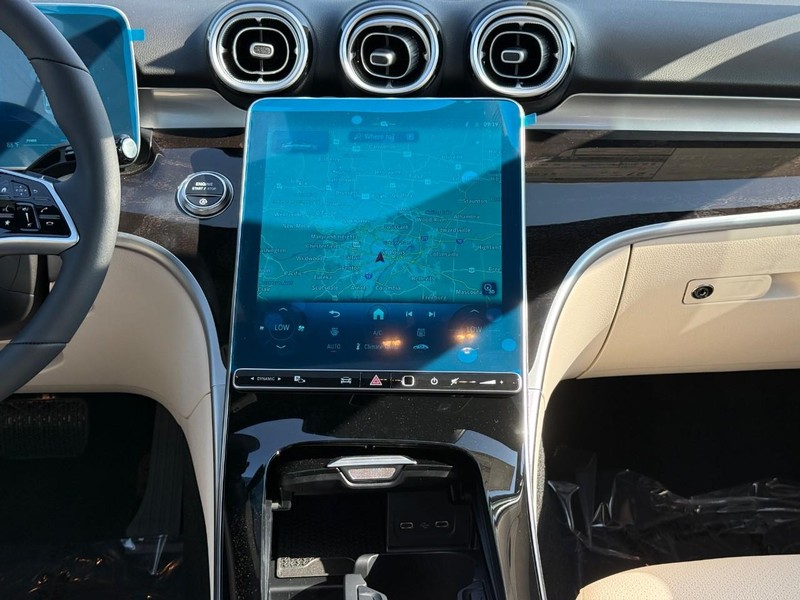 Mercedes-Benz C-Class Vehicle Full-screen Gallery Image 11