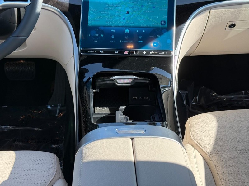 Mercedes-Benz C-Class Vehicle Full-screen Gallery Image 12