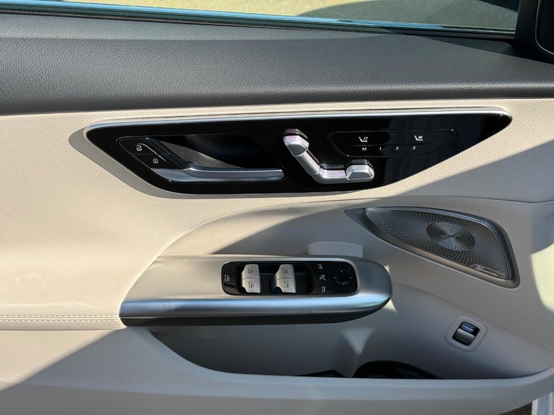 Mercedes-Benz C-Class Vehicle Full-screen Gallery Image 13