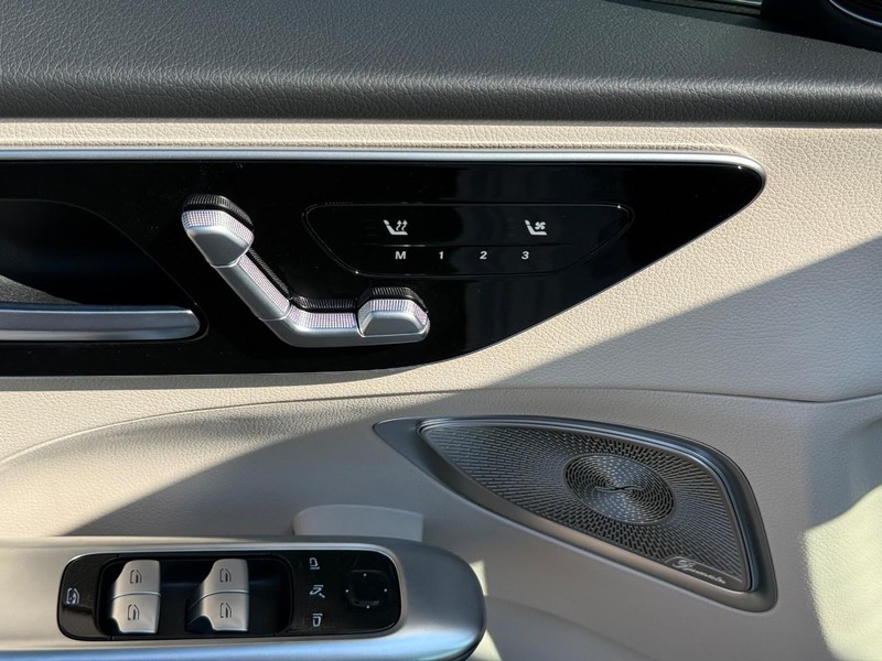 Mercedes-Benz C-Class Vehicle Full-screen Gallery Image 14