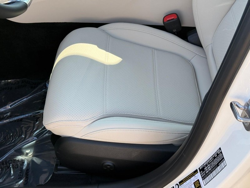 Mercedes-Benz C-Class Vehicle Full-screen Gallery Image 15