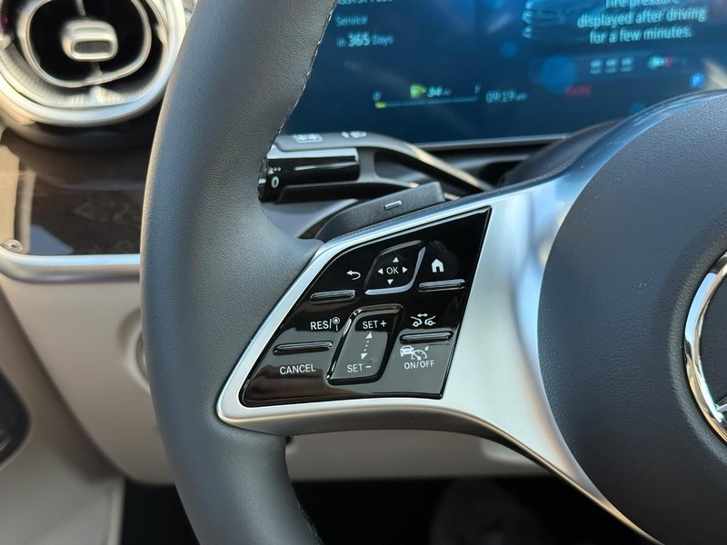Mercedes-Benz C-Class Vehicle Full-screen Gallery Image 16