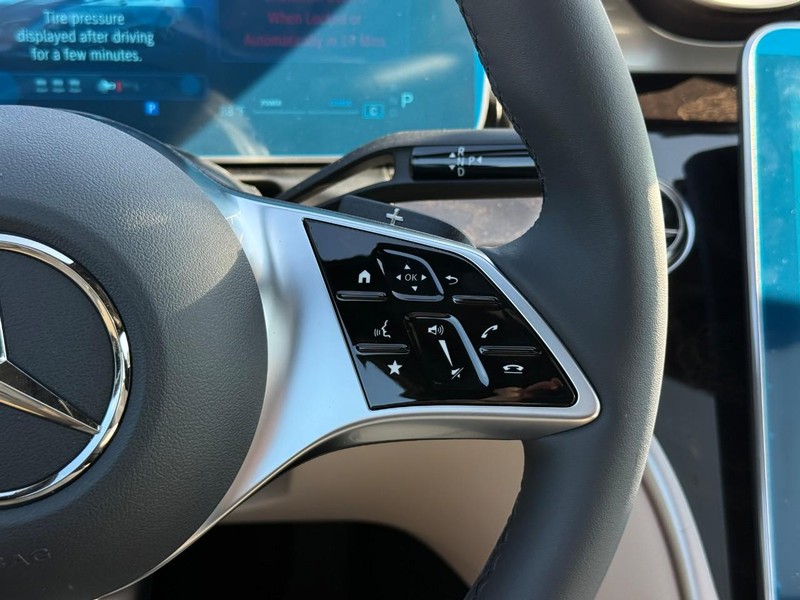 Mercedes-Benz C-Class Vehicle Full-screen Gallery Image 17