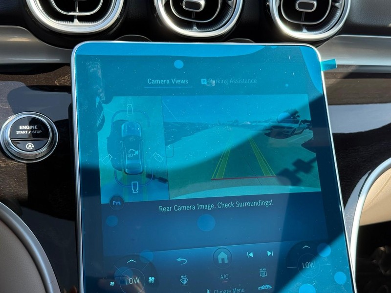 Mercedes-Benz C-Class Vehicle Full-screen Gallery Image 18