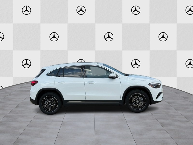 Mercedes-Benz GLA Vehicle Full-screen Gallery Image 2