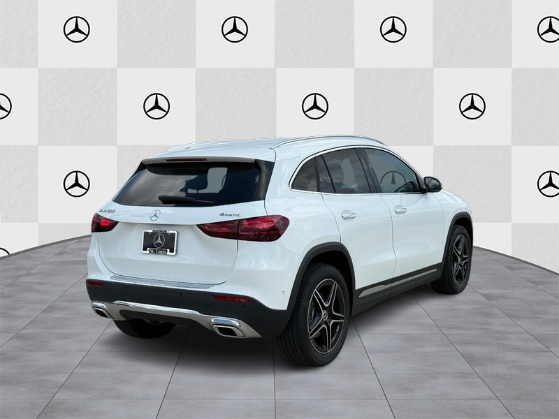 Mercedes-Benz GLA Vehicle Full-screen Gallery Image 3