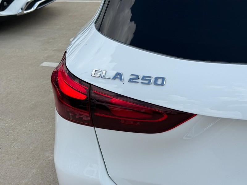 Mercedes-Benz GLA Vehicle Full-screen Gallery Image 4