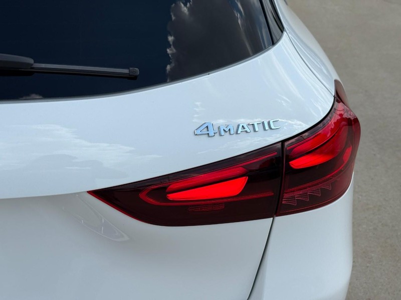 Mercedes-Benz GLA Vehicle Full-screen Gallery Image 5