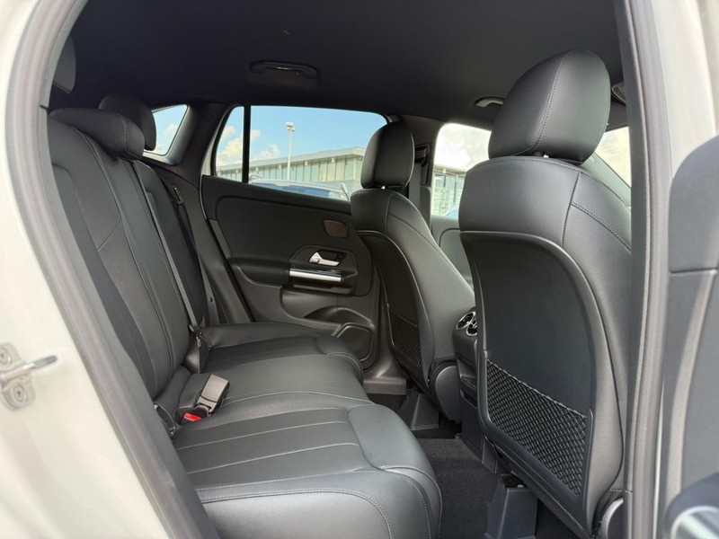 Mercedes-Benz GLA Vehicle Full-screen Gallery Image 7