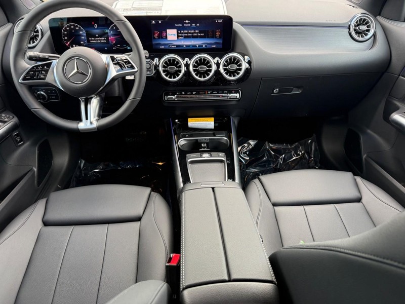 Mercedes-Benz GLA Vehicle Full-screen Gallery Image 8
