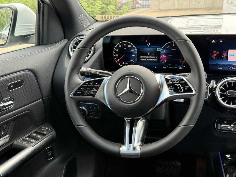 Mercedes-Benz GLA Vehicle Full-screen Gallery Image 9