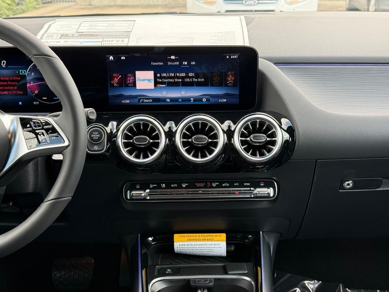Mercedes-Benz GLA Vehicle Full-screen Gallery Image 10