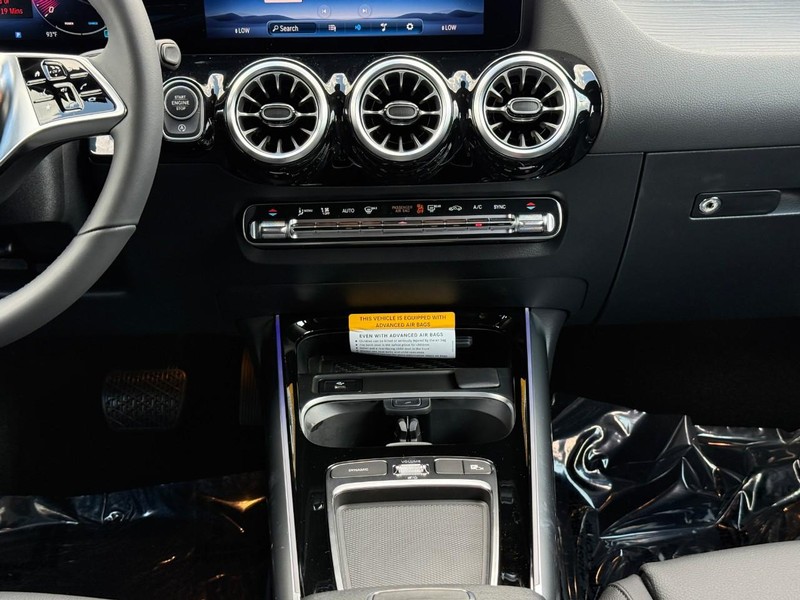 Mercedes-Benz GLA Vehicle Full-screen Gallery Image 11