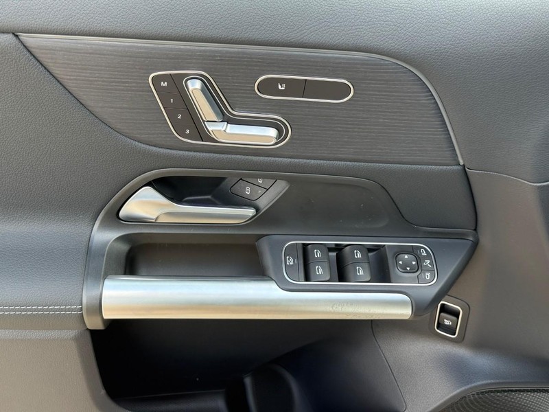 Mercedes-Benz GLA Vehicle Full-screen Gallery Image 12