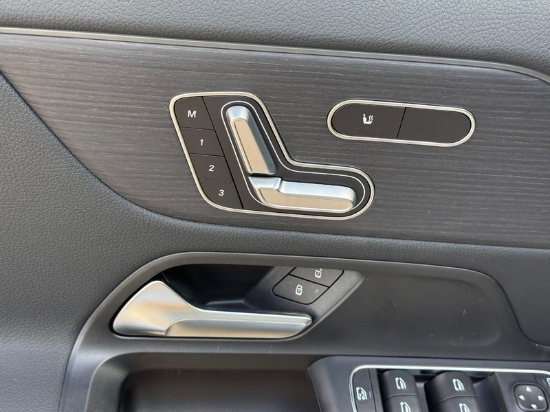 Mercedes-Benz GLA Vehicle Full-screen Gallery Image 13