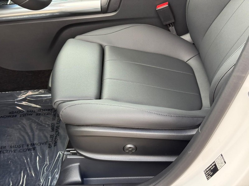 Mercedes-Benz GLA Vehicle Full-screen Gallery Image 14
