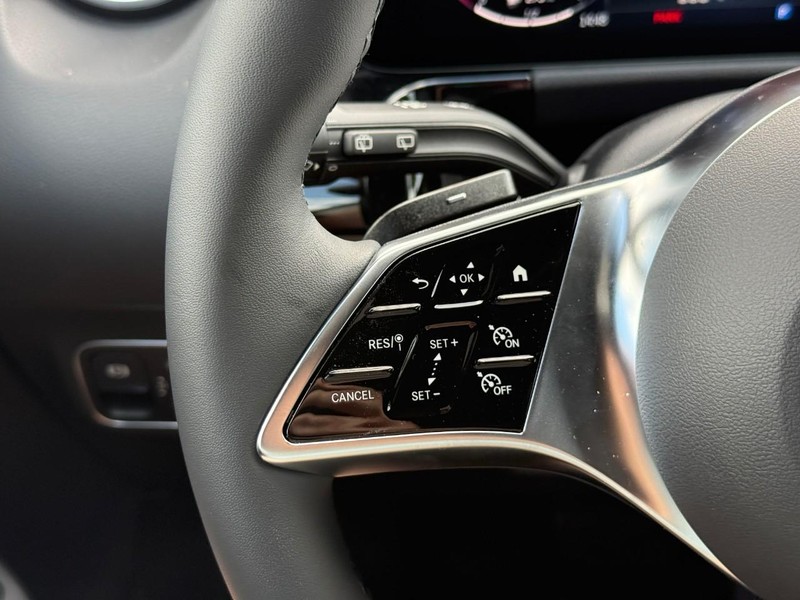 Mercedes-Benz GLA Vehicle Full-screen Gallery Image 15