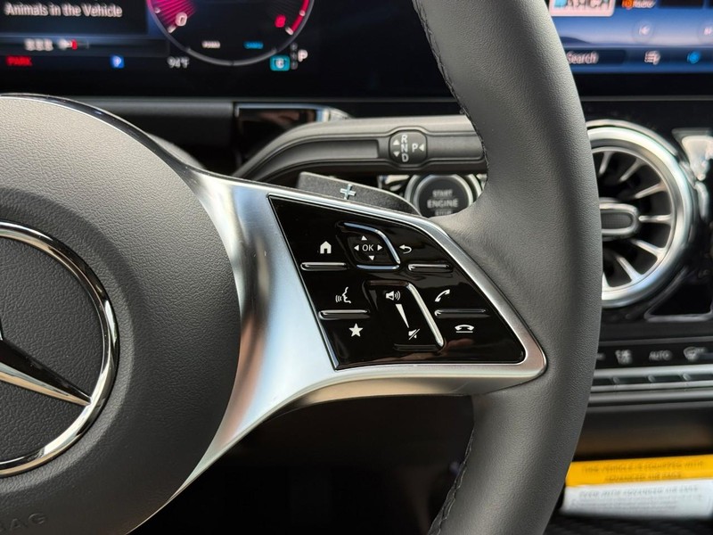 Mercedes-Benz GLA Vehicle Full-screen Gallery Image 16