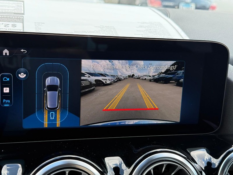 Mercedes-Benz GLA Vehicle Full-screen Gallery Image 17