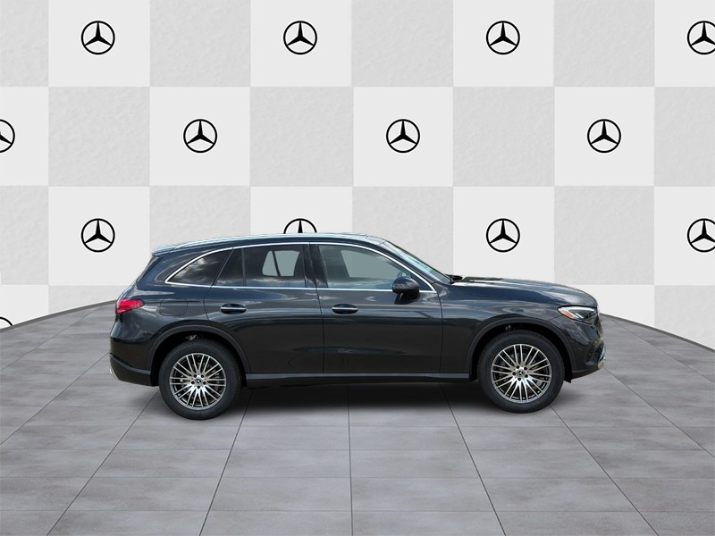 Mercedes-Benz GLC Vehicle Full-screen Gallery Image 2