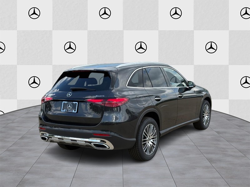 Mercedes-Benz GLC Vehicle Full-screen Gallery Image 3