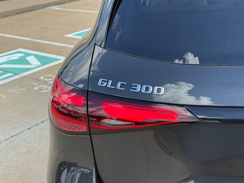 Mercedes-Benz GLC Vehicle Full-screen Gallery Image 4