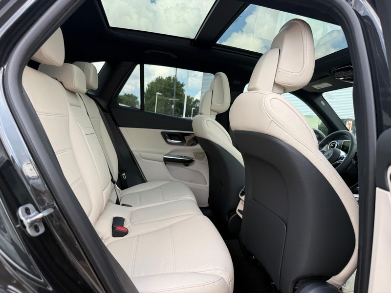 Mercedes-Benz GLC Vehicle Full-screen Gallery Image 7