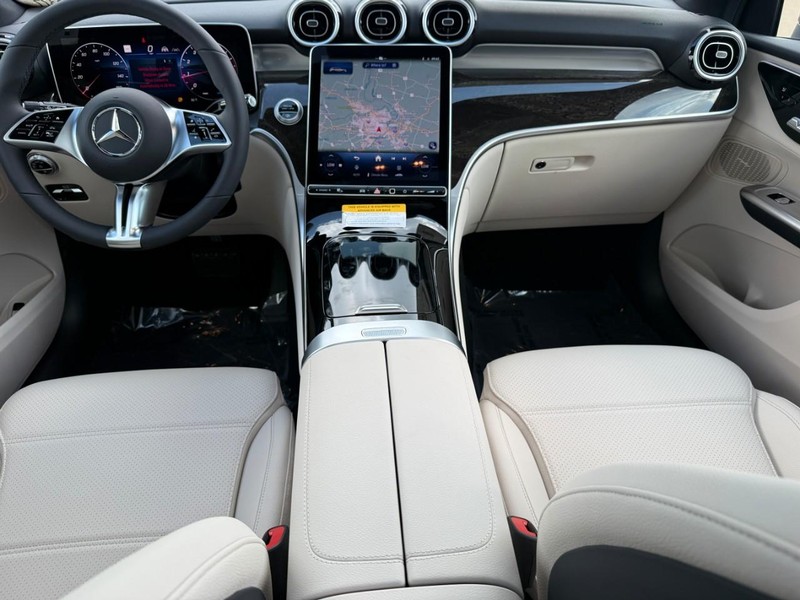 Mercedes-Benz GLC Vehicle Full-screen Gallery Image 8
