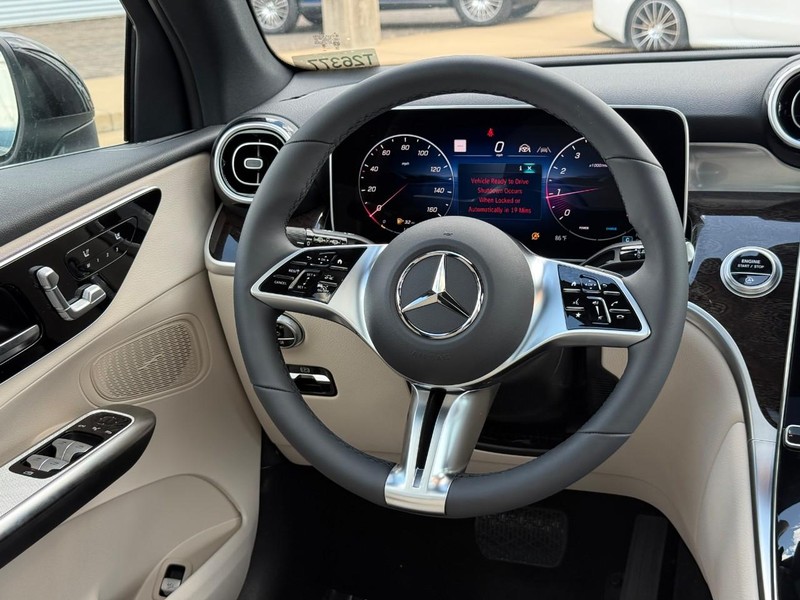 Mercedes-Benz GLC Vehicle Full-screen Gallery Image 9