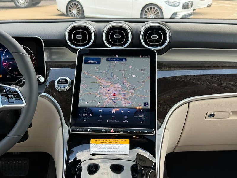 Mercedes-Benz GLC Vehicle Full-screen Gallery Image 10