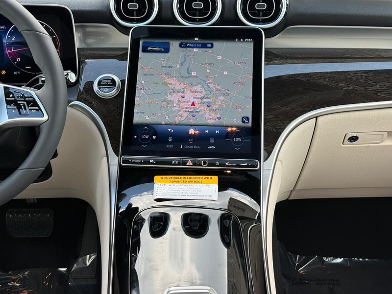 Mercedes-Benz GLC Vehicle Full-screen Gallery Image 11